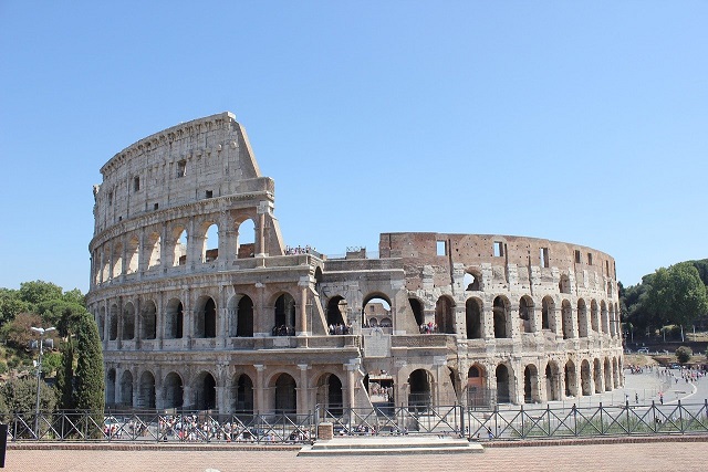 円形劇場とは？古代の人々の熱狂を生んだ建造物の役割と歴史的重要性