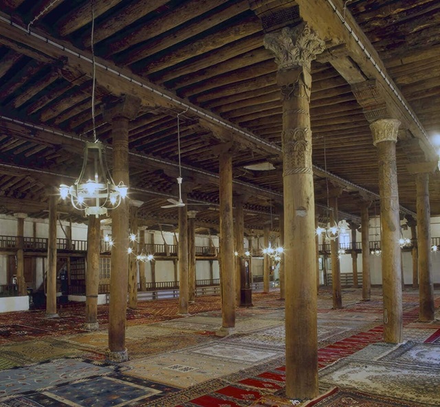 中世アナトリアの木造多柱式モスク群　シヴリヒサール大モスク